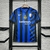 Camisa do uniforme 1 Inter de Milão 2024/2025, com listras azul e preta, logo do clube no peito e patrocinadores. Camisa oficial Inter de Milão 2024, uniforme de futebol, manga curta, estilo moderno e exclusivo. Comprar camisa Inter de Milão 2024/2025, ca