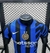 Camisa do uniforme 1 Inter de Milão 2024/2025, com listras azul e preta, logo do clube no peito e patrocinadores. Camisa oficial Inter de Milão 2024, uniforme de futebol, manga curta, estilo moderno e exclusivo. Comprar camisa Inter de Milão 2024/2025, ca