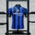 Camisa do uniforme 1 Inter de Milão 2024/2025, com listras azul e preta, logo do clube no peito e patrocinadores. Camisa oficial Inter de Milão 2024, uniforme de futebol, manga curta, estilo moderno e exclusivo. Comprar camisa Inter de Milão 2024/2025, ca