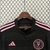 Camisa do Inter Miami 2024/2025, modelo 2, na cor preta com detalhes em rosa, pendurada em um cabide.