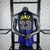 Regata NBA Los Angeles Lakers City Edition com o nome JAMES e número 23 nas costas, vista traseira em um manequim.