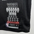 Regata preta da NBA Chicago Bulls com detalhes da carreira de Michael Jordan, incluindo troféus e prêmios de MVP.