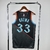 Regata NBA Washington Wizards City Edition 23/24 de Kyle Kuzma, destacando a numeração 33 e o design em preto com detalhes coloridos.