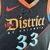 Regata NBA Washington Wizards City Edition 23/24 de Kyle Kuzma, destacando a numeração 33 e o design em preto com detalhes coloridos.
