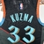 Regata NBA Washington Wizards City Edition 23/24 de Kyle Kuzma, destacando a numeração 33 e o design em preto com detalhes coloridos.