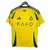 Camisa do Al-Nassr 24/25, manto 1, na cor amarela com detalhes em azul e logo do clube.
