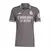 Camisa do Real Madrid 24/25 manto 3 na cor cinza, com logo da equipe e patrocínios em destaque.