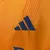 Logo da Adidas em uma camisa laranja do Real Madrid 24/25.