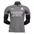 Camisa versão jogador do Real Madrid 24/25, manto 3, na cor cinza, com detalhes em branco e preto.
