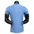 Camisa masculina versão jogador do Manchester City, cor azul, vista traseira, com detalhes na gola e nas mangas.
