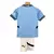 Conjunto infantil de futebol do Manchester City, composto por camisa azul clara e shorts brancos, com detalhes em azul escuro.