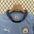 Camiseta infantil do Manchester City 24/25, azul, com logo e detalhe da marca Puma.