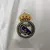 Emblema do Real Madrid em um uniforme infantil branco da temporada 24/25.
