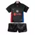 Kit infantil do Barcelona 24/25, composto por camisa preta com detalhes em vermelho e azul e calção preto.