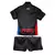 Kit infantil do Barcelona 24/25, manto 2, composto por camisa preta com detalhes azul e vermelho e calções, exibindo logo da UNHCR.