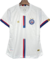 Camisa feminina do Bahia, modelo 24/25, predominantemente branca com detalhes em azul e vermelho, incluindo o escudo do clube.