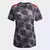Camisa feminina do Flamengo 24/25, modelo manto 3, com padrão geométrico em tons de cinza e detalhes em vermelho.