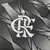 Detalhe do logo do Flamengo em uma camisa feminina manto 3 da temporada 24/25.