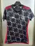 Camisa feminina do Flamengo 24/25, com design geométrico em preto e detalhes em vermelho, confeccionada pela Adidas.