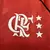 Detalhe do logo da camisa feminina do Flamengo 24/25, com a sigla CRF e três estrelas.