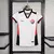 Camisa feminina do Vitória para a temporada 2024/2025, com detalhes em vermelho e preto, pendurada em um cabide.