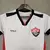 Camisa feminina do Vitória 24/25, com detalhes em vermelho e preto, logotipo do time e estampa discreta.