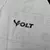 Detalhe da camisa feminina do Vitória-24/25, com o logo "VOLT" em preto sobre fundo branco, ideal para torcedoras.