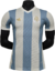 Camisa comemorativa 50 anos da Argentina 2024, celebrando a histórica vitória na Copa do Mundo. Camisa de futebol oficial, nas cores azul e branca, com o logo da AFA e detalhes especiais para marcar o aniversário. Comprar camisa Argentina 50 anos, camisa 