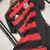 Camisa masculina do Flamengo, temporada 25/26, com listras vermelhas e pretas, logo do clube e detalhes em branco, urubu, escudo.