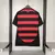 Camisa masculina do Flamengo, temporada 25/26, com listras vermelhas e pretas, logo do clube e detalhes em branco.