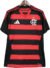 Camisa masculina do Flamengo, temporada 25/26, com listras vermelhas e pretas, logo do clube e detalhes em branco.