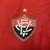Camisa do Vitória da Copa do Nordeste 2025. com design em preto e vermelho, logo do clube e detalhes em amarelo.