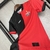 Camisa do Vitória da Copa do Nordeste 2025 feminina. com design em preto e vermelho, logo do clube e detalhes em amarelo, lampions. 