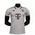 Camisa do uniforme 3 Bayern de Munique 2024/2025, nas cores bege e vermelha, com design exclusivo e detalhes modernos. Camisa de futebol oficial, com o logo do clube no peito e patrocinadores. Comprar camisa Bayern de Munique bege e vermelha 2024/2025, ca