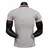 Camisa do uniforme 3 Bayern de Munique 2024/2025, nas cores bege e vermelha, com design exclusivo e detalhes modernos. Camisa de futebol oficial, com o logo do clube no peito e patrocinadores. Comprar camisa Bayern de Munique bege e vermelha 2024/2025, ca