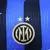Camisa do uniforme 1 Inter de Milão 2024/2025, com listras azul e preta, logo do clube no peito e patrocinadores. Camisa oficial Inter de Milão 2024, uniforme de futebol, manga curta, estilo moderno e exclusivo. Comprar camisa Inter de Milão 2024/2025, ca