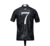 Camisa preta com o número 7 nas costas, representando Cristiano Ronaldo, exibida em um manequim com fundo decorativo.