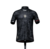 Camisa preta The Siu Cristiano Ronaldo 7 com detalhes em vermelho e fundo de bandeira.