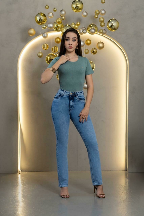 Calça Feminina Reta - Jeans Clássico e Elegante - comprar online
