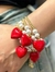 PULSERA CON CUENTAS DORADAS PERLA Y CORAZÓN ROJO