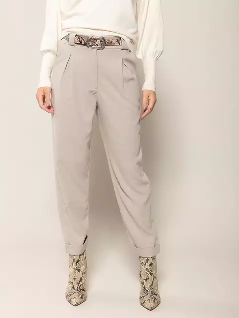 CALÇA COM PREGAS, PASSANTES PARA CINTO E BARRA DOBRADA BIAMAR 11575