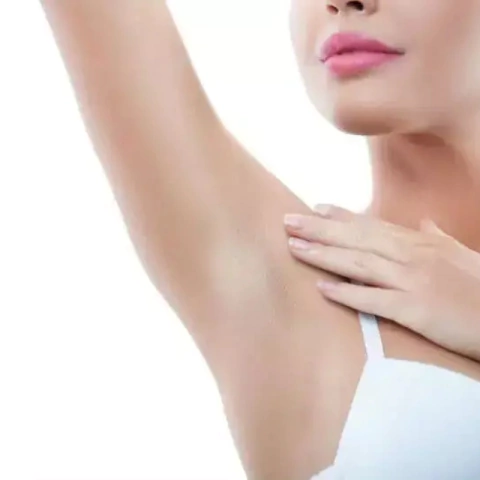 Mujer mostrando su axila después de un tratamiento de fotoaclaramiento. Spanix