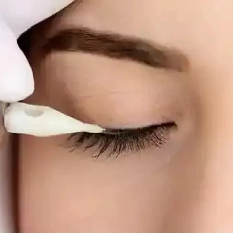 Mujer recibiendo micropigmentación en el contorno de los ojos. Spanix