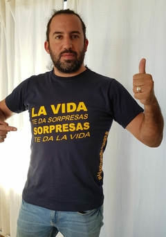 Remera La Vida Te Dá Sorpresas - comprar online