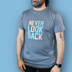 Remera Never Look en internet