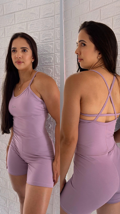 Mulher vestindo macacão esportivo lilás com alças finas cruzadas nas costas, em duas poses diferentes