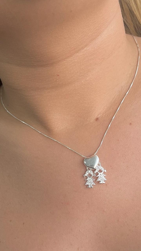 Colar: Duas Meninas Cravejadas Com Coração – Prata 925