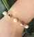 PULSEIRA PEROLA E ESFERA DOURADA - comprar online