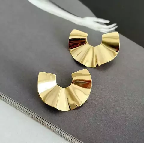 Brinco Martelado Meia Lua Gold