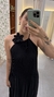 VESTIDO EM CREPE COM PLISSADO E DETALHE EM FLOR